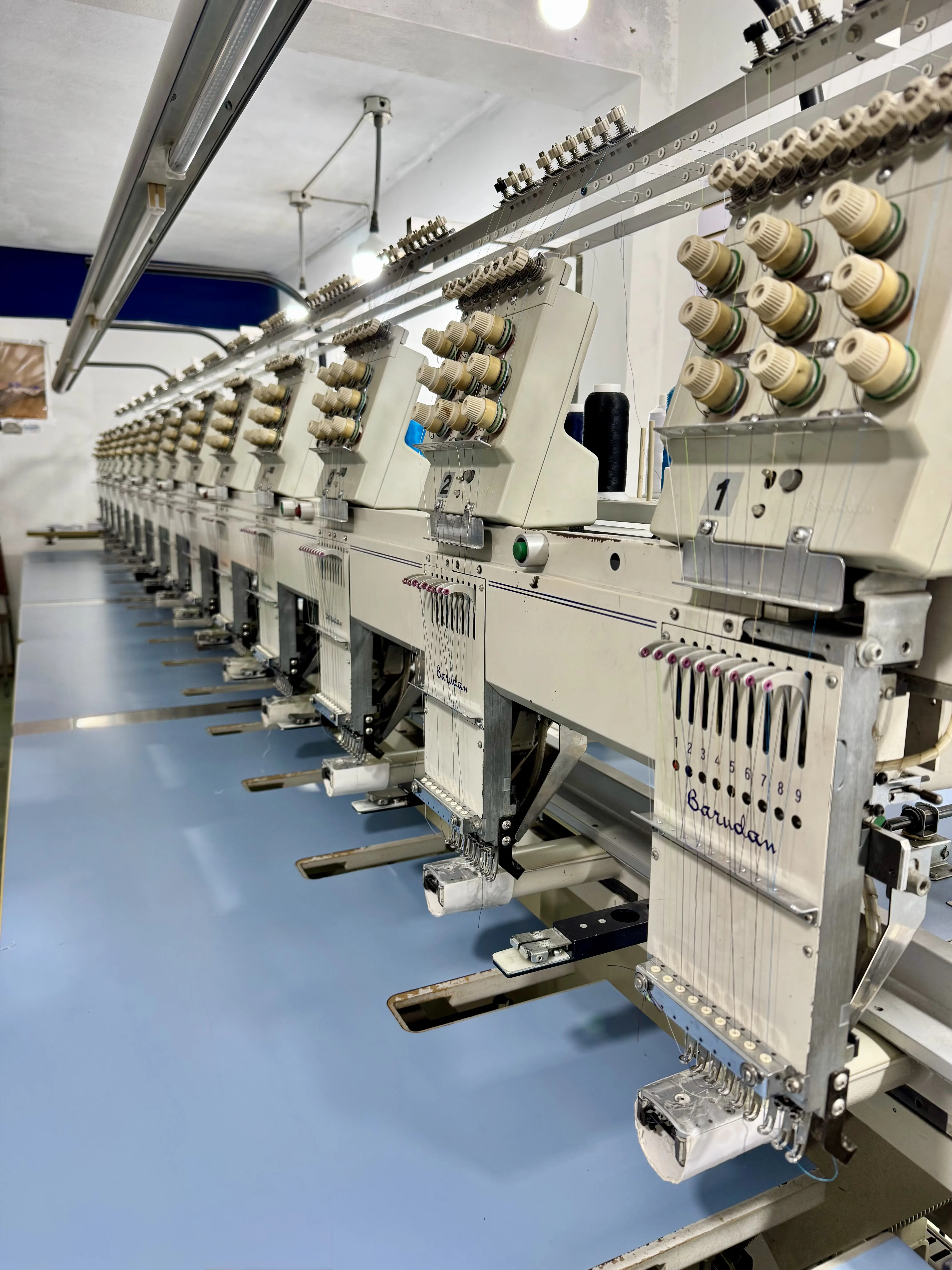 Vista completa de la maquina de bordado industrial con multiples cabezales