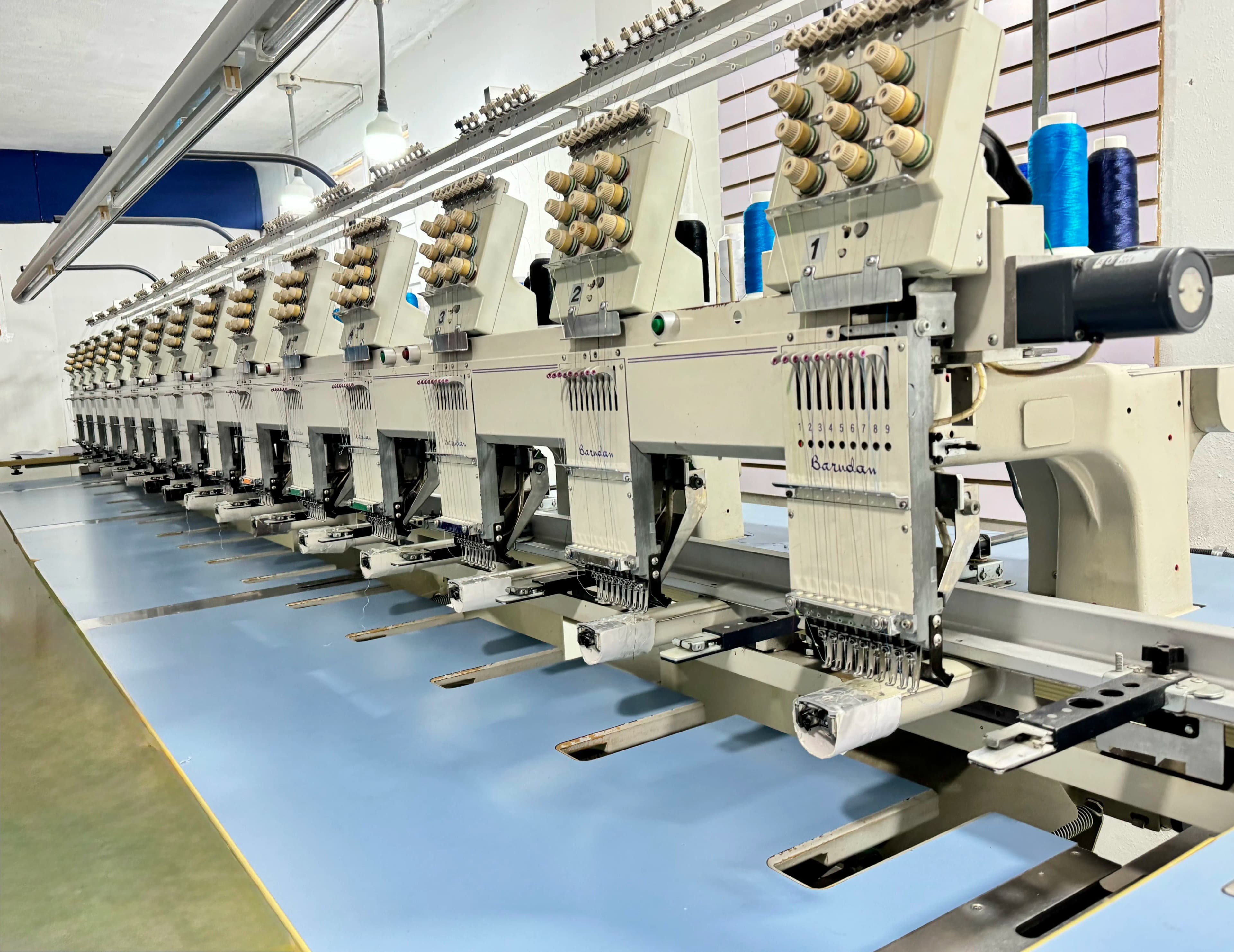 Maquina bordadora industrial Barudan multi-cabezal para bordados profesionales