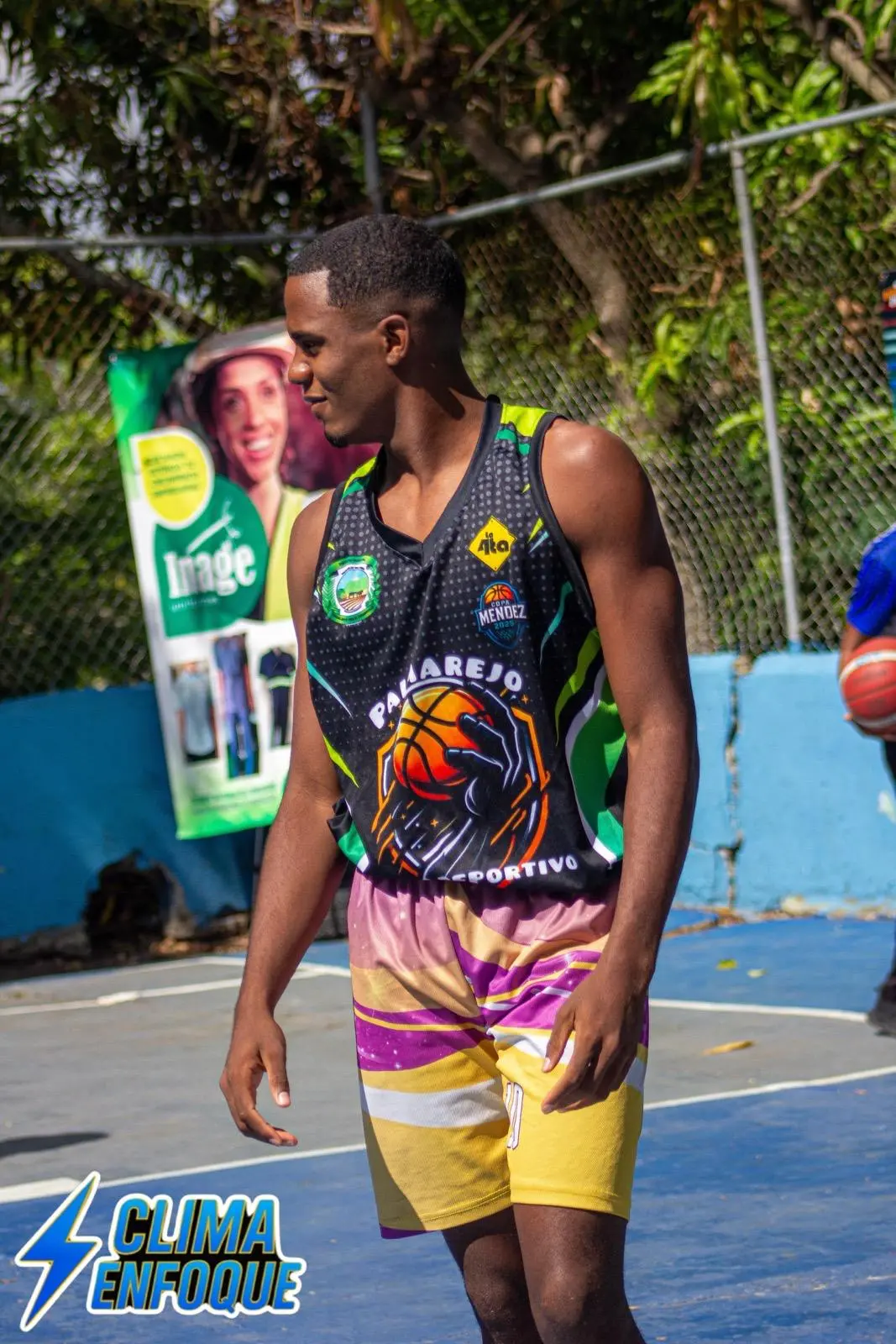 Jugador de baloncesto con uniforme deportivo patrocinado por Inage en la Copa Mendez 2025