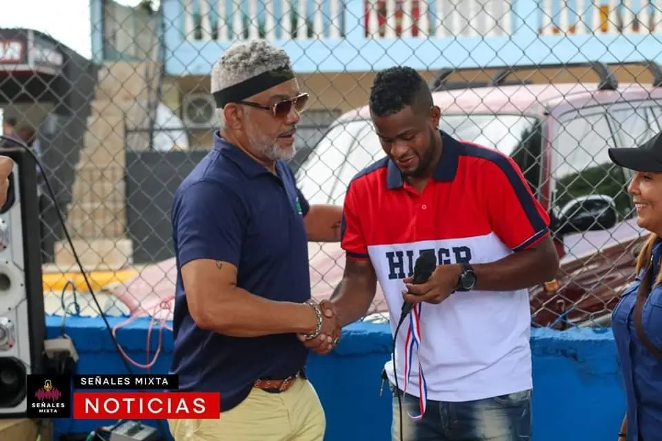 Fundador de Inage Uniformes participando en evento deportivo comunitario